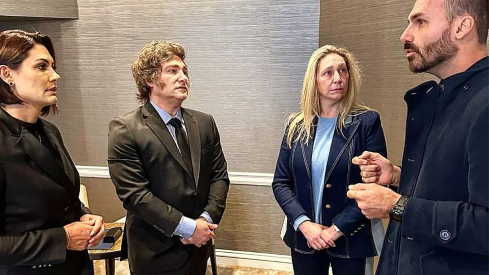 Nos Estados Unidos, Eduardo e Michelle Bolsonaro se encontram com Javier Milei