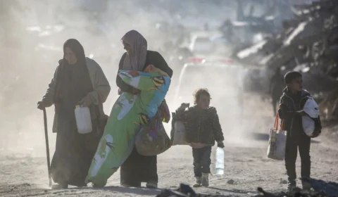 Israel liberta 90 palestinos após troca de reféns com Hamas