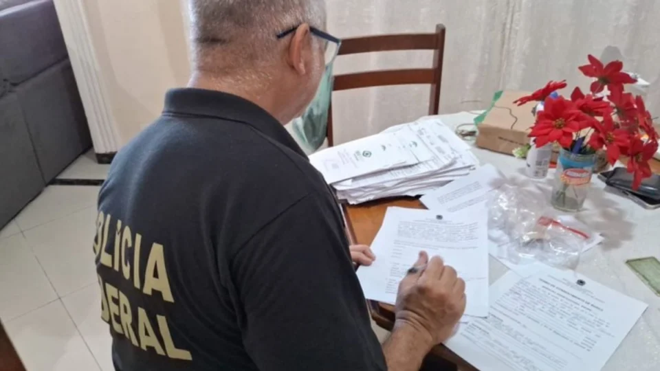 Operação da Polícia Federal mira organização suspeita de manipular sistema de agendamentos do SUS
