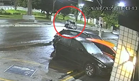 VÍDEO: carro em alta velocidade fica destruído após bater em poste e atingir veículos em Manaus