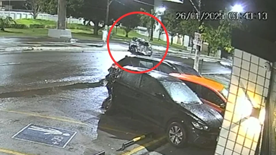 VÍDEO: carro em alta velocidade fica destruído após bater em poste e atingir veículos em Manaus