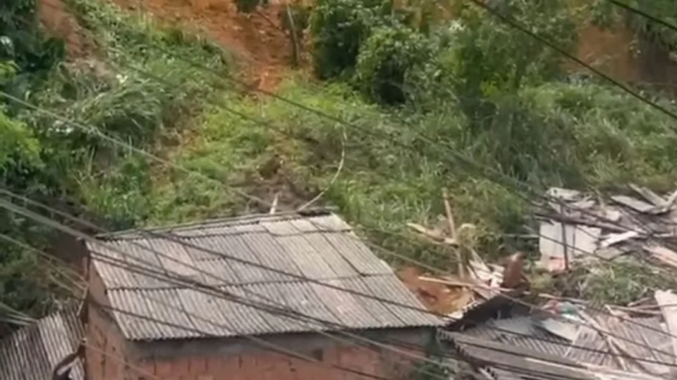 Deslizamento de terra em Manaus deixa quatro pessoas soterradas no bairro Redenção; veja vídeo