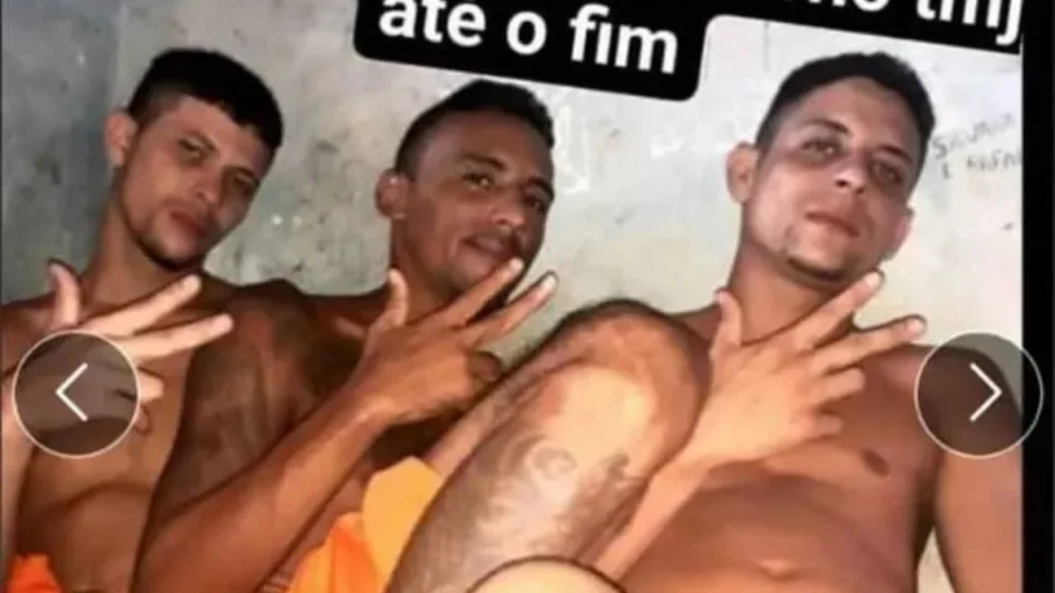 Detentos tiram fotos dentro de cadeia fazendo símbolos de grupos criminosos em RO; veja vídeo