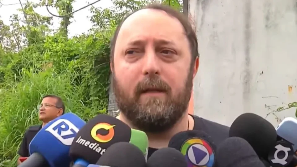 Homem é encontrado morto em terreno abandonado com sinais de tortura em Manaus