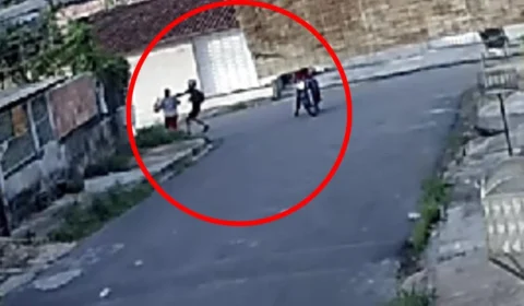 Idosa é assaltada por criminosos em moto no Nova Cidade, em Manaus; veja vídeo