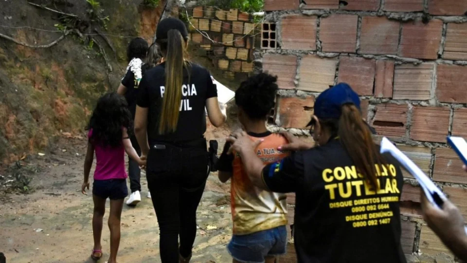 Irmãs vítimas de abuso pelo padrasto são resgatadas em Manaus; mãe sabia de tudo