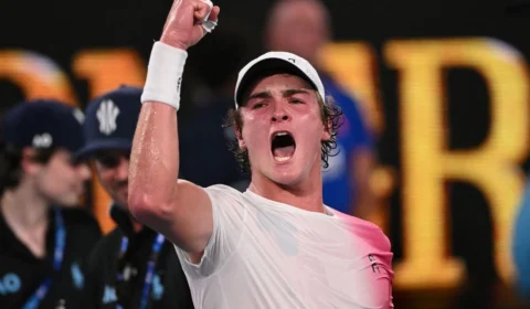 João Fonseca, brasileiro de 18 anos, vence número 9 do mundo no Australian Open