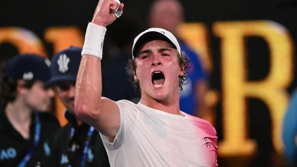João Fonseca, brasileiro de 18 anos, vence número 9 do mundo no Australian Open