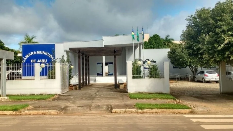 Justiça suspende aumento de salários do prefeito, vereadores e secretários de Jaru, em RO