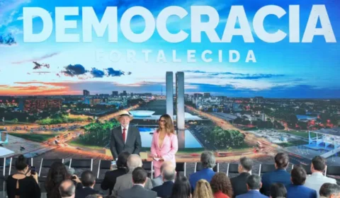 Lula compara amor pela democracia ao de marido por amante em discurso de 8 de janeiro