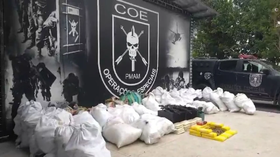 Mais de uma tonelada de drogas e fuzis são apreendidas em embarcação no AM