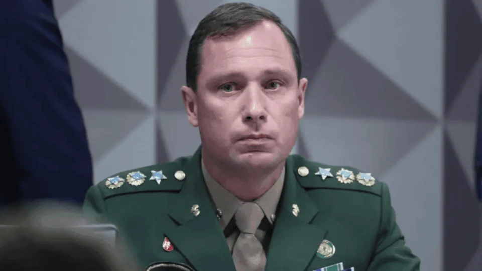 Delação de Mauro Cid indica incentivo de Michelle e Eduardo para Bolsonaro dar golpe