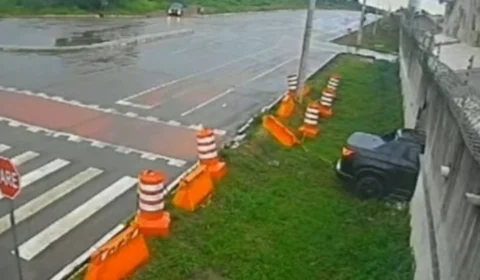 Motorista perde o controle do carro e invade condomínio em RO; veja o vídeo