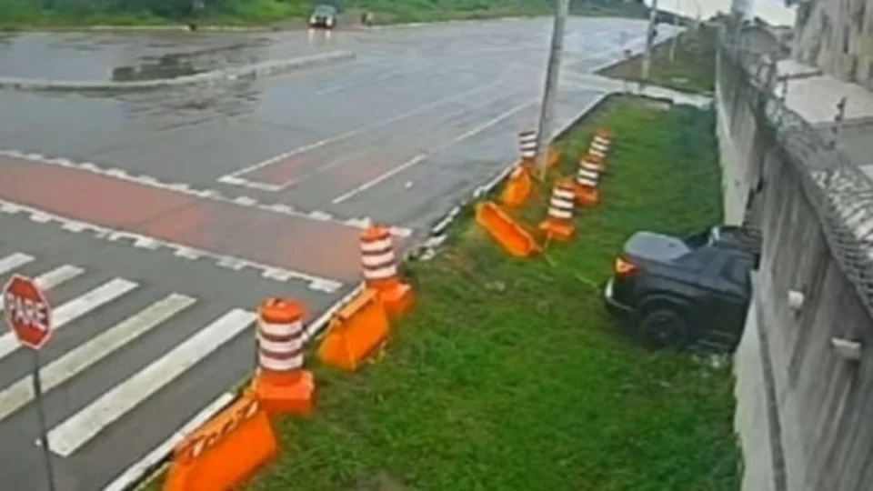 Motorista perde o controle do carro e invade condomínio em RO; veja o vídeo