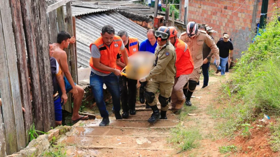 Pai e filha são encontrados abraçados após deslizamento de terra em Manaus; veja vídeo