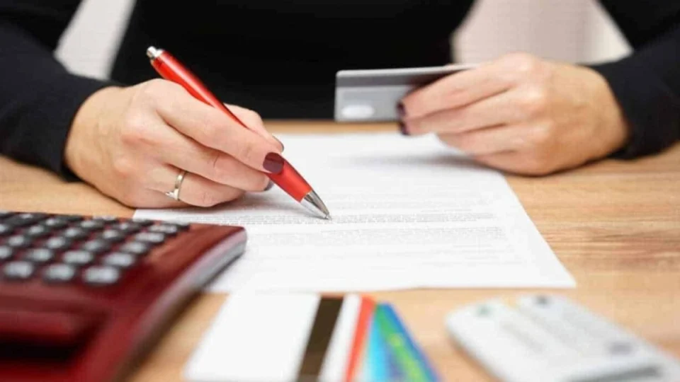 Quais são as consequências de atrasar o pagamento da fatura? Confira