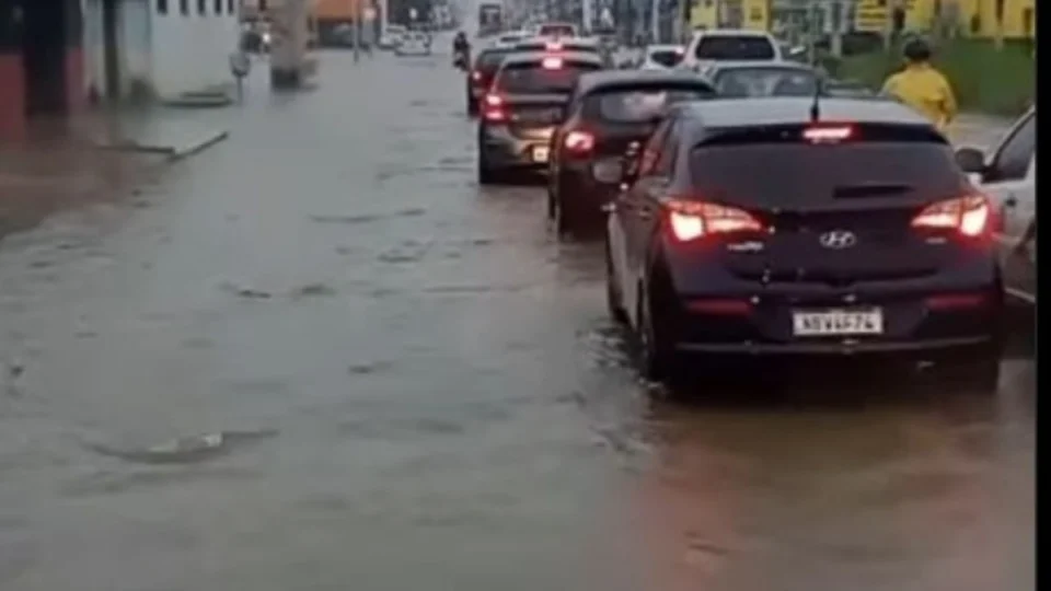 Ruas e casas ficam alagadas após forte chuva em Porto Velho; veja vídeo