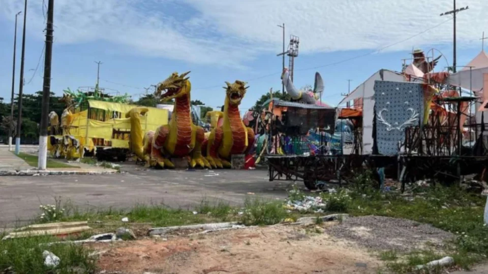 MP apura lixo deixado por escolas de samba ao lado do Sambódromo de Manaus após o Carnaval