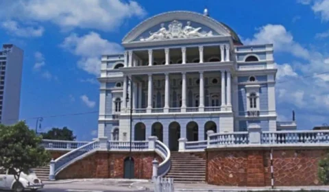 Teatro Amazonas azul? Saiba quando aconteceu e quais cores já passaram pelo maior símbolo cultural de Manaus