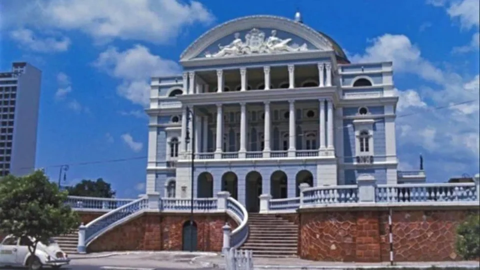 Teatro Amazonas azul? Saiba quando aconteceu e quais cores já passaram pelo maior símbolo cultural de Manaus