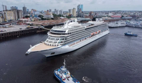 Temporada de cruzeiros: navio Viking Sea chega a Manaus com mais de mil turistas