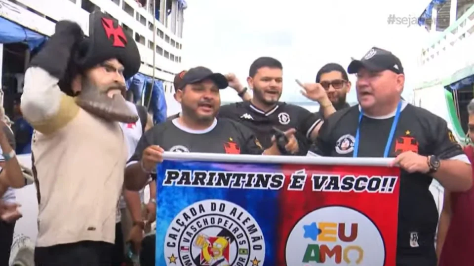 ‘Temos que viver o Vascão’: torcedores chegam em Manaus para assistir ao Vasco na Arena da Amazônia
