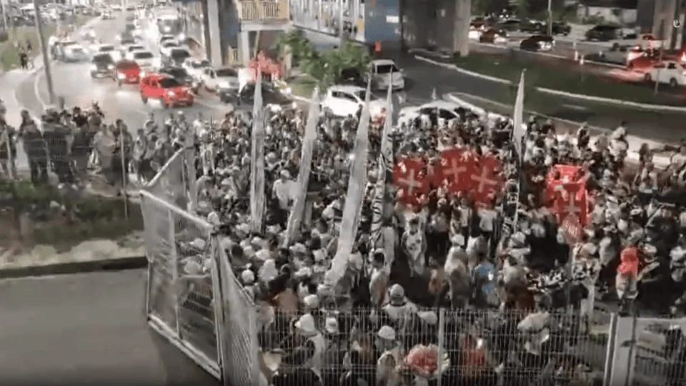 Vídeo: torcedores do Vasco derrubam portão e invadem a Arena da Amazônia, em Manaus
