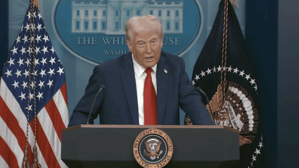 Trump diz que ‘não há sobreviventes’ em acidente entre avião e helicóptero com 67 vítimas