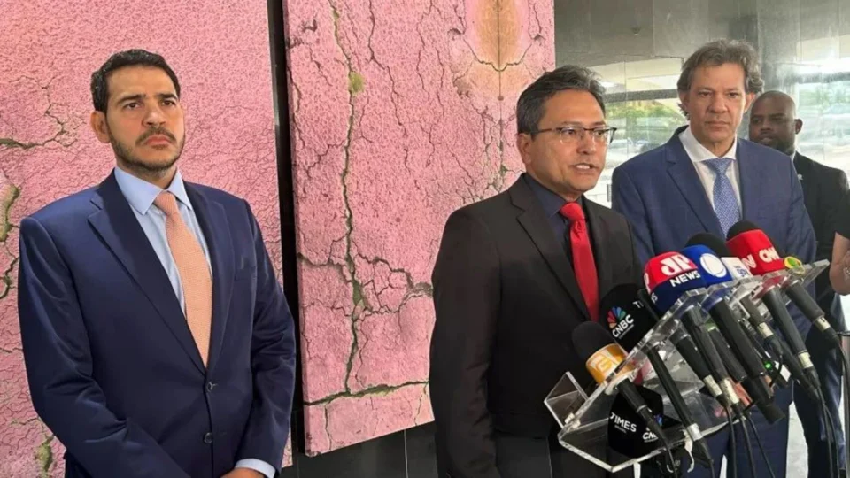 Após pressões e fake news, governo decide suspender monitoramento do Pix