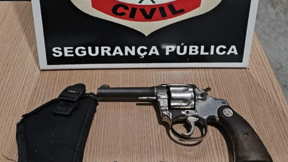 Jovem é preso em flagrante por porte ilegal de arma de fogo, mas é liberado após pagar fiança no TO