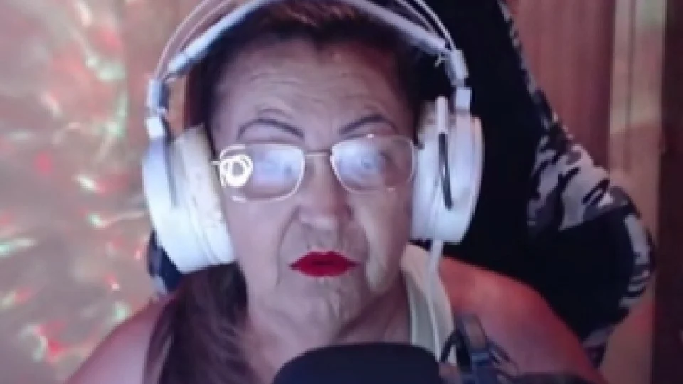 Avó gamer conquista as redes aos 71 anos: “Melhor do que eu”