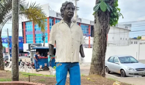 Estátua de Chico Mendes tem mãos arrancadas em Rio Branco e será restaurada