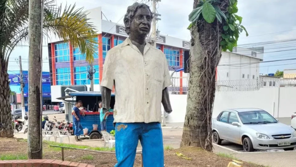 Estátua de Chico Mendes tem mãos arrancadas em Rio Branco e será restaurada