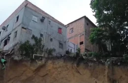 Cratera coloca mais de 20 casas em risco de desabamento no Mauazinho, em Manaus