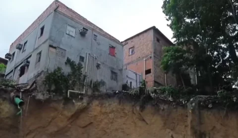 Cratera coloca mais de 20 casas em risco de desabamento no Mauazinho, em Manaus