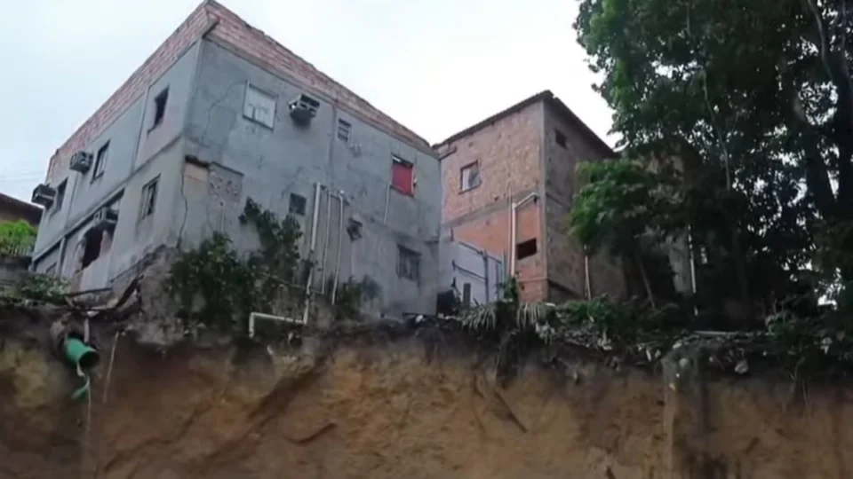 Cratera coloca mais de 20 casas em risco de desabamento no Mauazinho, em Manaus