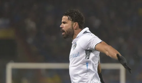 Veja quem são os jogadores famosos sem clube que buscam um novo destino em 2025