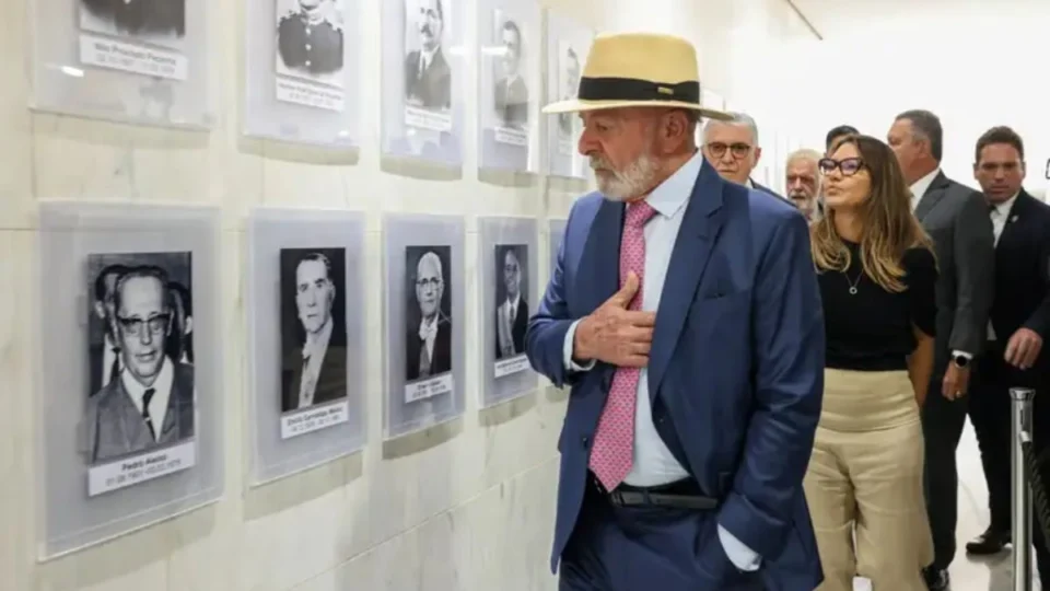 Lula visita galeria dos presidentes no Planalto e sugere mudanças