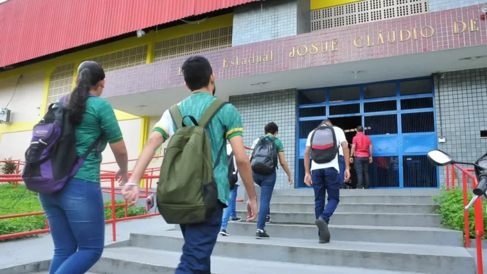 Matrículas nas escolas 2025: transferência de alunos inicia hoje (13) no Amazonas