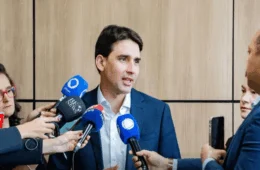 Passagens aéreas vão subir? Ministro comenta possibilidade após fusão entre Azul e Gol