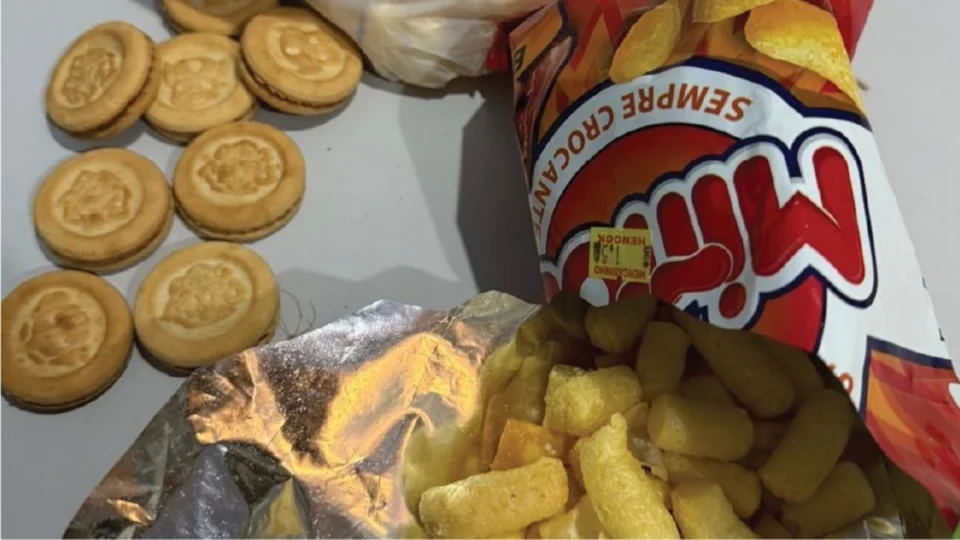 ‘Salgadinho’ de maconha: mulher é presa ao tentar entregar drogas escondidas em alimento no AM