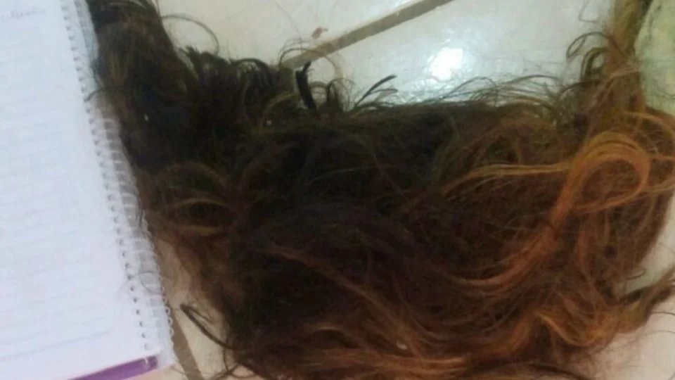 Mulher tem cabelo cortado com facão após acidente com cerveja em RO