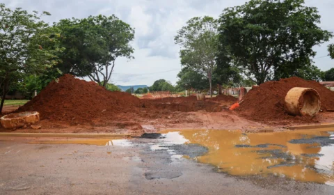Obra de drenagem e pavimentação na 812 sul está parada pela chuva em Palmas