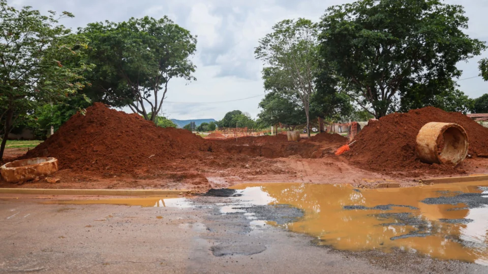 Obra de drenagem e pavimentação na 812 sul está parada pela chuva em Palmas