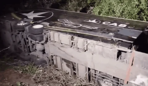 Ônibus tomba e nove pessoas ficam feridas na BR-174, em Roraima