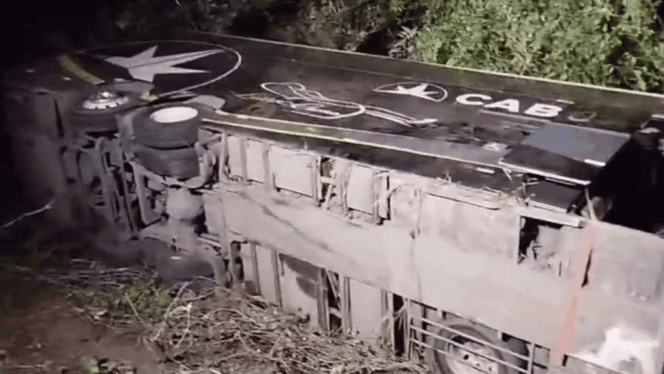 Ônibus tomba e nove pessoas ficam feridas na BR-174, em Roraima