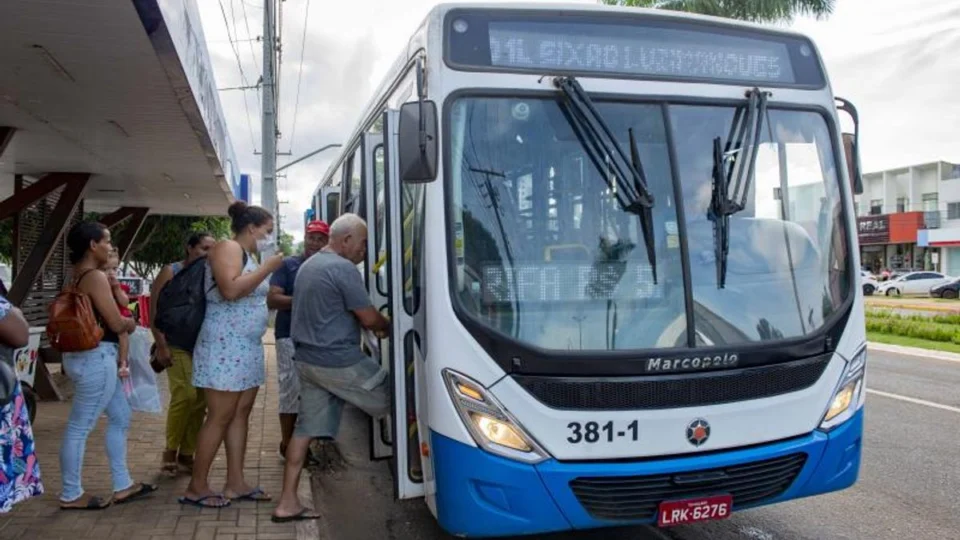 Passageira desmaia em ônibus de Palmas devido ao calor