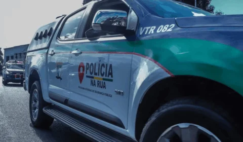 Homem tenta atropelar policiais, bate carro em portão e é capturado em Boa Vista