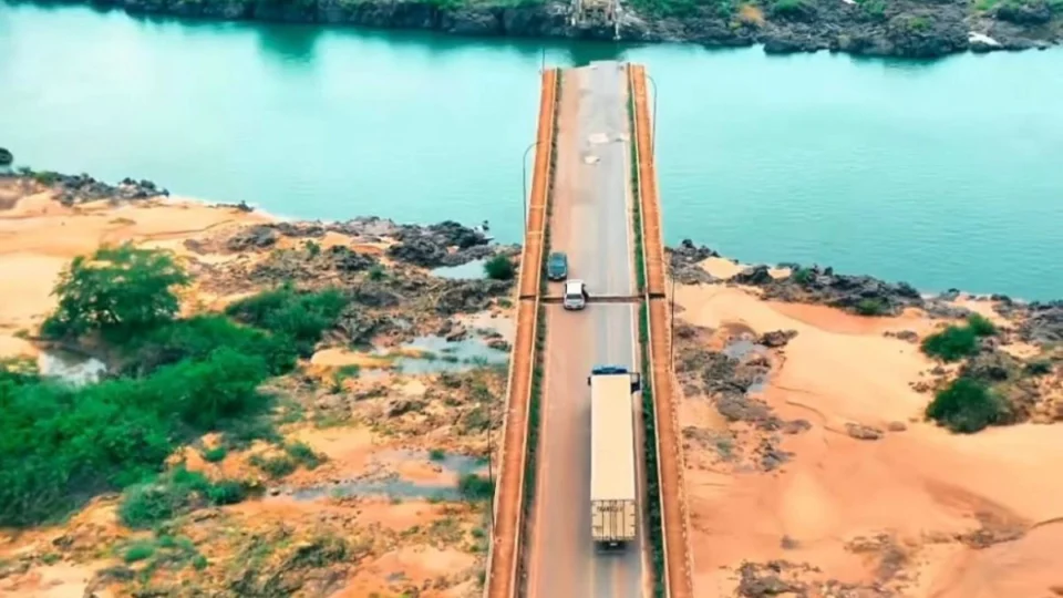 Justiça determina que DNIT remova carro que ficou preso na Ponte JK entre o TO e MA