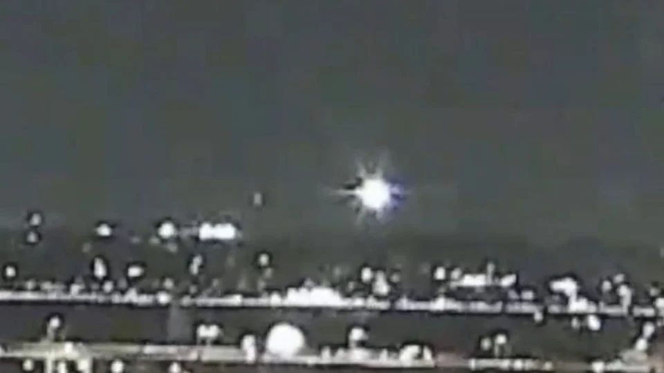 Vídeo mostra batida entre avião com 60 passageiros e helicóptero militar em Washington